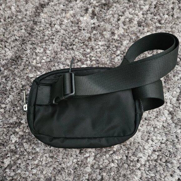 Used Lululemon Everywhere Crossbody Belt Bag 1L - Black - Picture 5 of 5